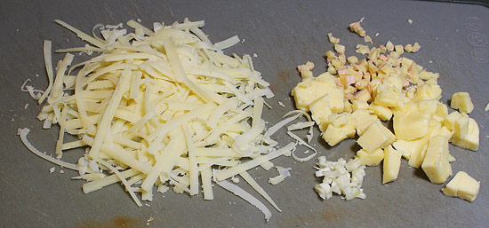 Käse geschnitten und geraffelt