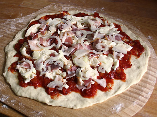 Rezept: Pizza mit Speck und Zwiebeln - Rollis Rezepte