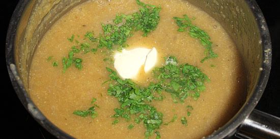 Maissuppe mit Sauerrrahm und Petersilie