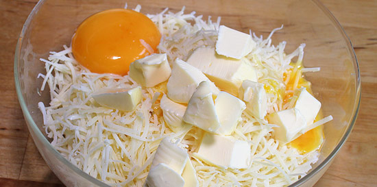 Geriebener Käse, Ei und Butter