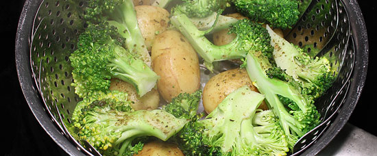 Kartoffel und Broccoli dämpfen