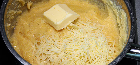 Polenta mit Butter und Käse