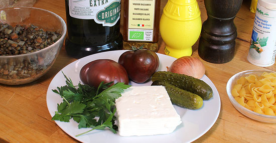 Zuaten Linsen-Pasta-Salat mit Feta, Tomate und Essiggurke