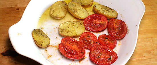 Kartoffeln und Tomate aus dem Ofen