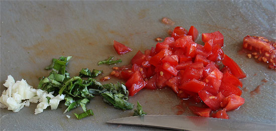 Zwiebel, Kräuter, Tomate geschnitten