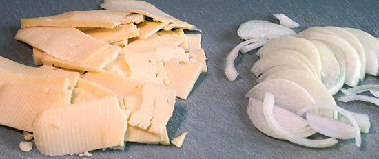 Käse und Zwiebel geschnitten