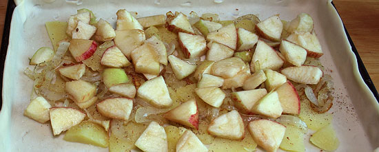Pastete mit Kartoffeln, Zwiebel und Apfel belegt