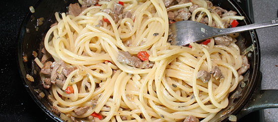 Spaghettii und Leber mischen