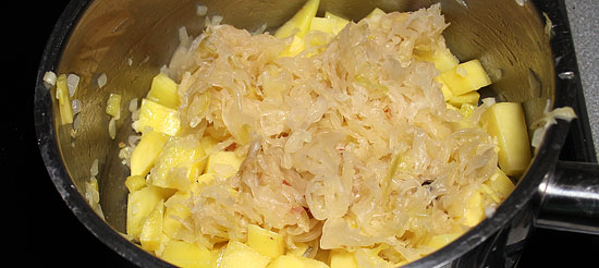 Kartoffeln und Sauerkraut düensten