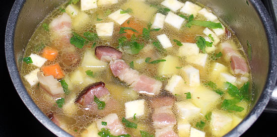 Suppe mit Gemüse kochen