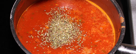 Tomatensuppe mit Oregano würzen