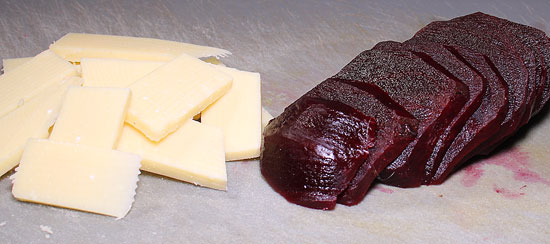 Käse und Randen geschnitten