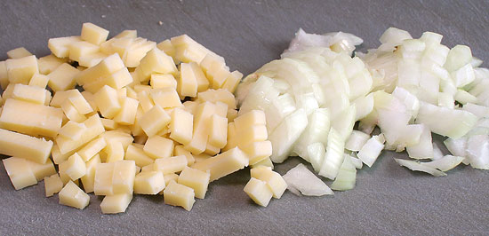 Käse und Zwiebel gewürfelt