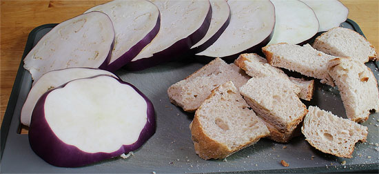 Aubergine und Brot geschnitten