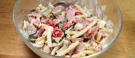 Wurst-Käse-Salat mit Ochsenmaul und Älplermagronen vermischt