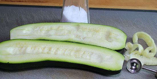 Zucchini gerüstet und mit Salz bestreut
