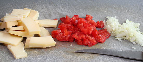 Käse, Tomate und Zwiebel geschnitten