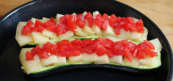 Zucchini mit Käse und Tomate