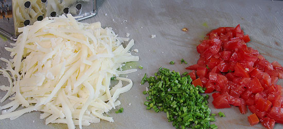 Käse, Tomaten und Schnittlauch gerüstet