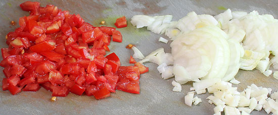 Tomaten, Zwiebel und Knoblauch geschnitten