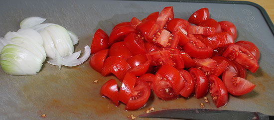 Tomate und Zwiebel geschnitten