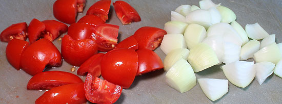 Tomate und Zwiebel gerüstet