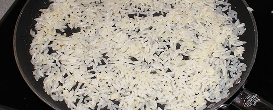 Reis mit Zwiebel andünsten