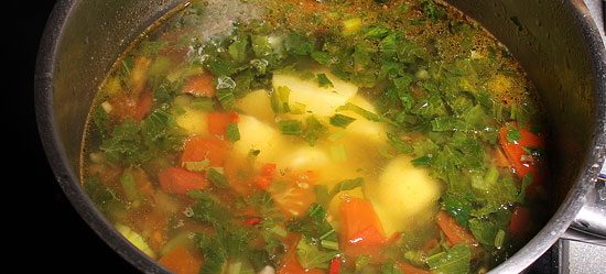 Suppe mit den Kartoffeln kochen
