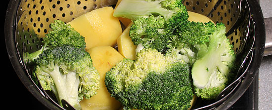 Kartoffeln und Broccoli dämpfen
