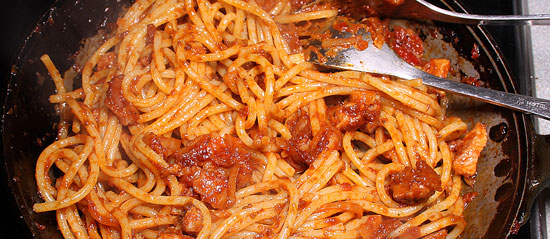 Spaghetti und Sauce vermischen