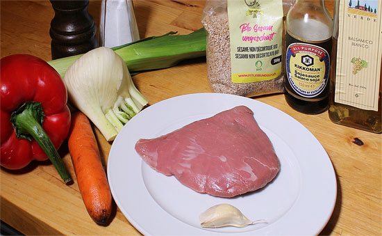 Zutaten Kalbfleischstreifen vom Flank Steak auf asiatischem Gemüse
