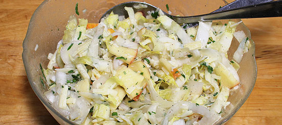 Chicorée-Käse-Salat vermischt