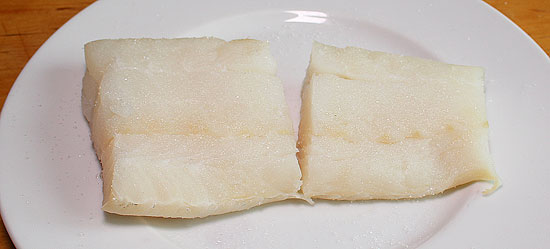 Skrei-Filet mit Zucker und Salz
