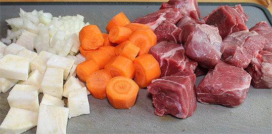 Fleisch und Gemüse geschnitten