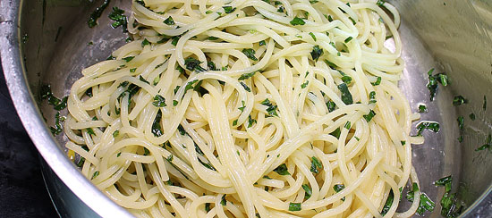 Spaghettini mit Petersilie vermischt
