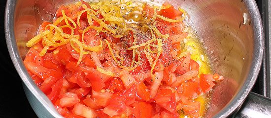 Tomatenwürfel mit Zitronenzesten dünsten