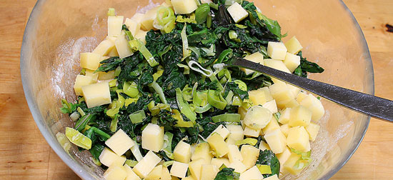 Gemüse und Käse vermischen