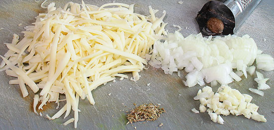 Käse geraffelt, Zwiebel und Knoblauch gehackt