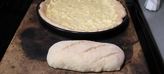 Käsefladen und Brot auf dem Backstein