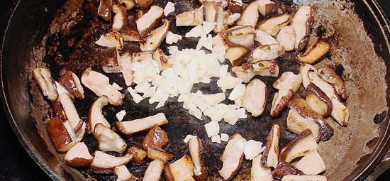 Angeröstete Pilze mit Knoblauch