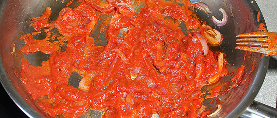 Tomaten-Zwiebelsauce geschmort