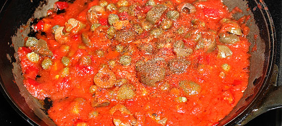 Sauce mit Passata, Oliven und Kapern