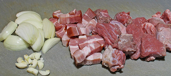 Fleisch, Speck, Knoblauch und Zwiebel geschnitten