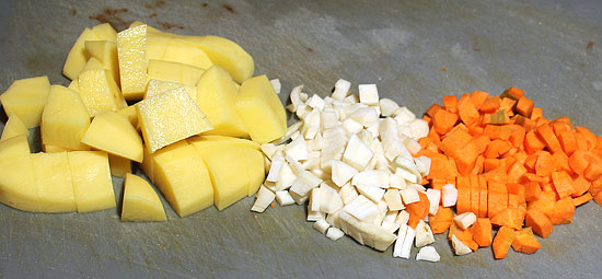 Gemüse und Kartoffeln geschnitten