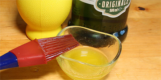 Olivenöl und Zitronensaft vermischen