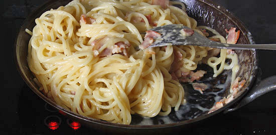 Carbonara und Spaghetti mischen