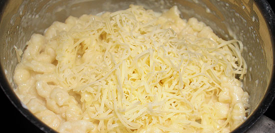 Spätzle mit Käse vermischen