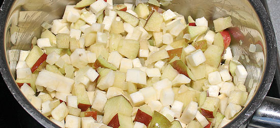 Apfel und Sellerie mit Zwiebel dünsten