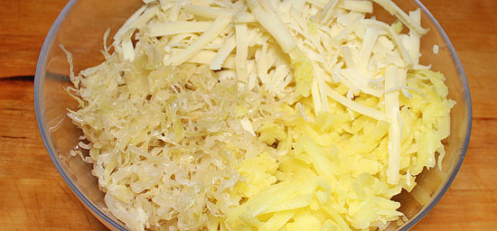 Sauerkraut, Kartoffel und Käse vermischen