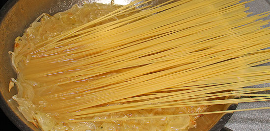 Spaghettini in die Bouillon legen